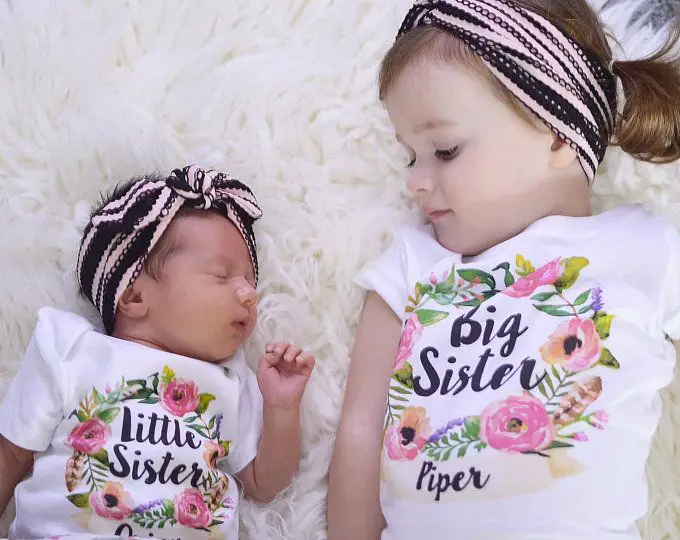 newborn picture with sibling in matching outfit